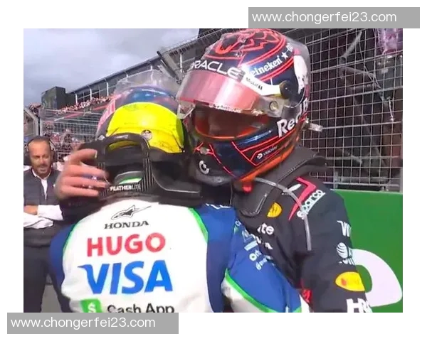 红牛F1车队车手哈贾尔现场观看曼联vs热刺，并获赠姆伯莫球衣